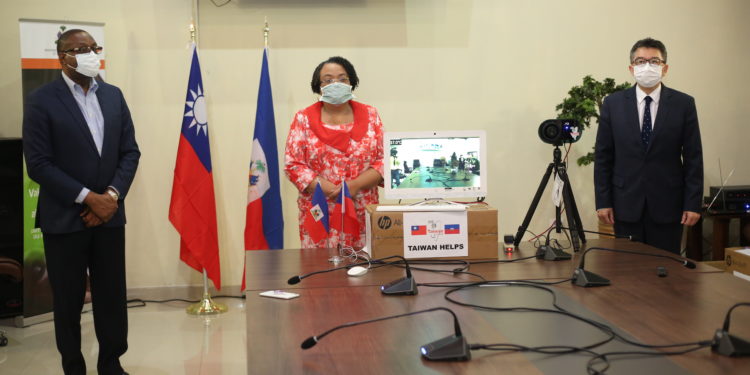 100 000 masques et sept caméras thermiques : don de Taïwan au Ministère de la Santé publique