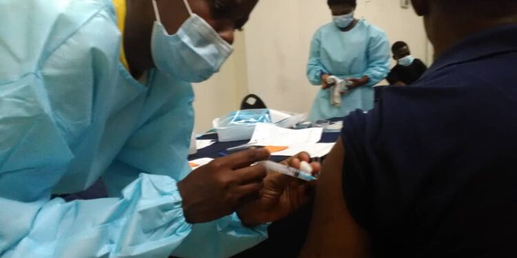 Covid-19: des employés du groupe Le Nouvelliste reçoivent leur première dose de vaccin