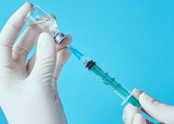 Vaccin anti-covid-19, le grand remède qui fait débat
