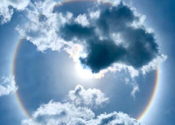 Un halo solaire dans le ciel de Port-au-Prince 