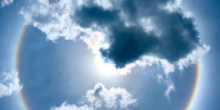Un halo solaire dans le ciel de Port-au-Prince 