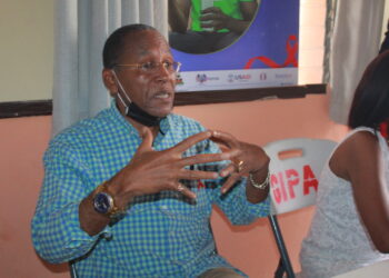 Marie-Rose Verneret, un porte-flambeau au 39e mémorial sida à la chandelle en Haïti