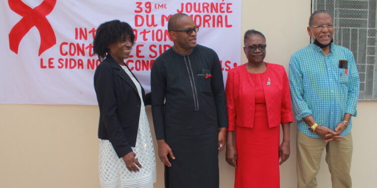 Marie-Rose Verneret, un porte-flambeau au 39e mémorial sida à la chandelle en Haïti