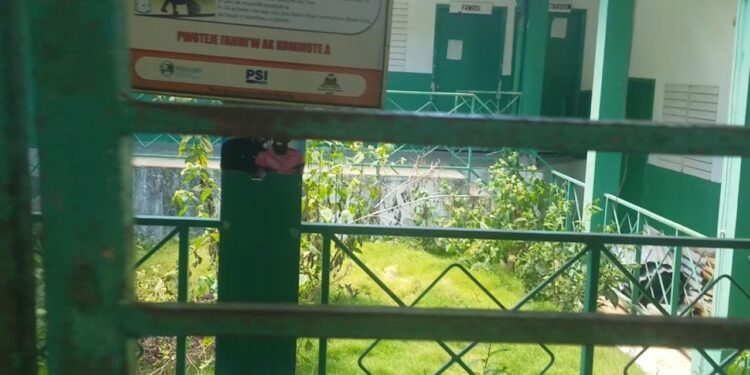 Le personnel du centre de santé de Fonds Verrettes déserte