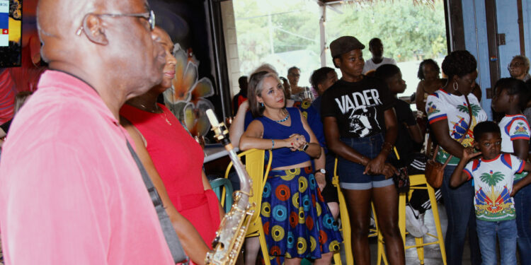 Démonstration des Haïtiens à Tampa aux USA à la 220ème anniversaire de la fête du drapeau