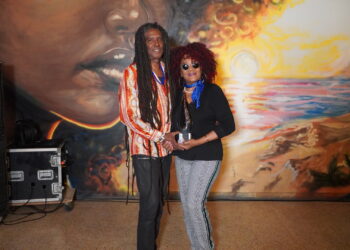 Cristal d’honneur à Lòlò et Manzè de Boukman Eksperyans