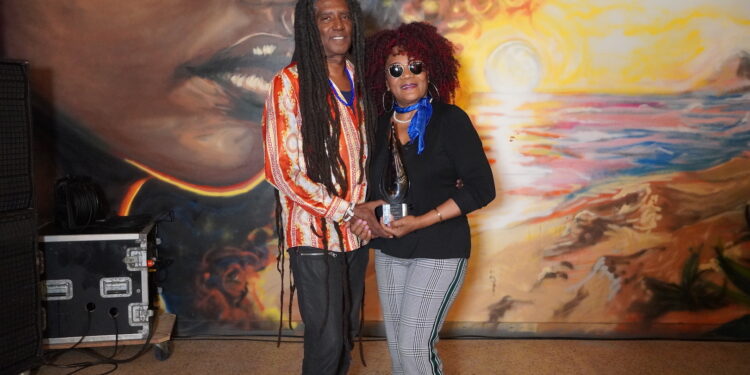 Cristal d’honneur à Lòlò et Manzè de Boukman Eksperyans