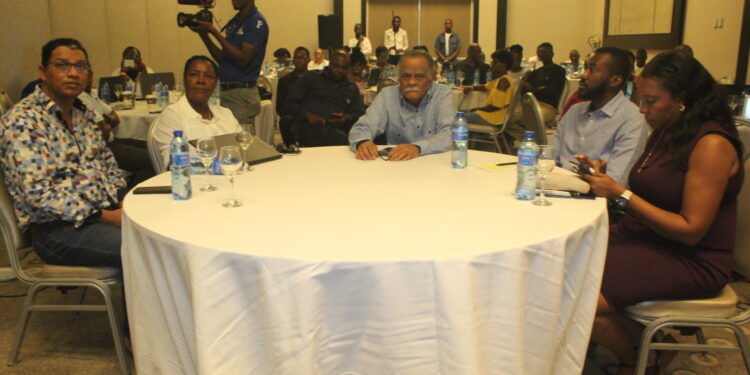 Visite du ministre de la Santé publique, le Dr Alex Larsen à l’atelier de l’UCRP-UNICEF