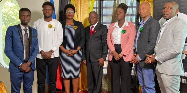 Louiny Fontal dans le costume du secrétaire général du RHJS