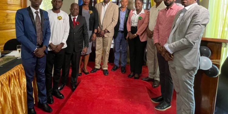 Louiny Fontal dans le costume du secrétaire général du RHJS