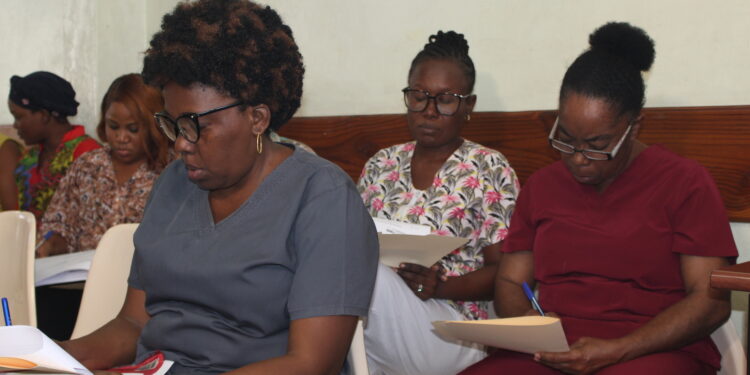 Jounen kolèk done Konesans Fanmi avèk doktè yo, mis yo nan Lopital Lapè