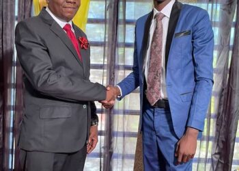 Louiny Fontal dans le costume du secrétaire général du RHJS