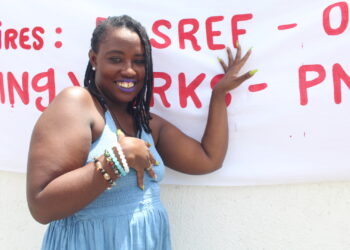 Voix et pancarte à la commémoration de la journée mondiale du Sida