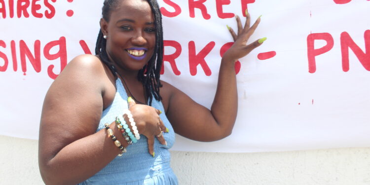 Voix et pancarte à la commémoration de la journée mondiale du Sida