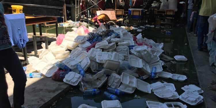 Allez à la selle au camp des déplacés du lycée Marie-Jeanne, une affaire compliquée