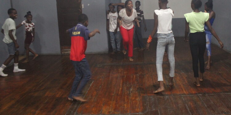 Rencontre avec Angy Desravines autour du lancement du projet « Teyat kwape vyolans »