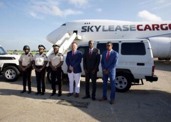 L’ambassadeur Hankins visite les rénovations et accueille un vol de soutien à l’aéroport international Toussaint Louverture