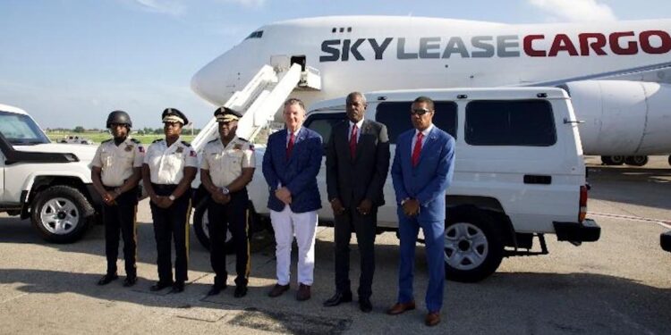 L’ambassadeur Hankins visite les rénovations et accueille un vol de soutien à l’aéroport international Toussaint Louverture