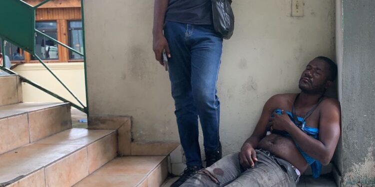 Une cérémonie de réouverture de l’Hôpital général dans le sang