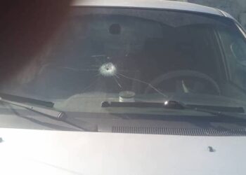 Une balle perdue perce le pare-brise du véhicule de Louiny Fontal à Delmas 33