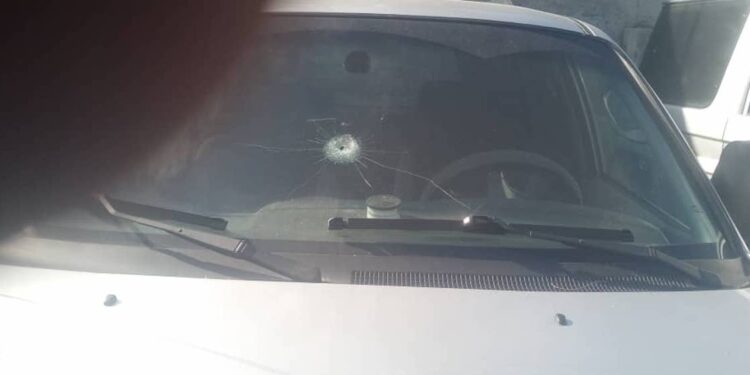 Une balle perdue perce le pare-brise du véhicule de Louiny Fontal à Delmas 33