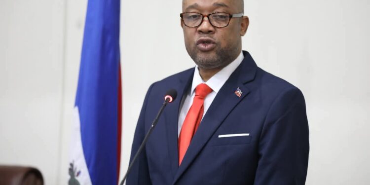 Dr Sinal Bertrand officiellement investi dans ses fonctions de ministre de la Santé publique