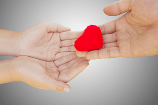 Explorer l’amour : un voyage du visible vers l’invisible