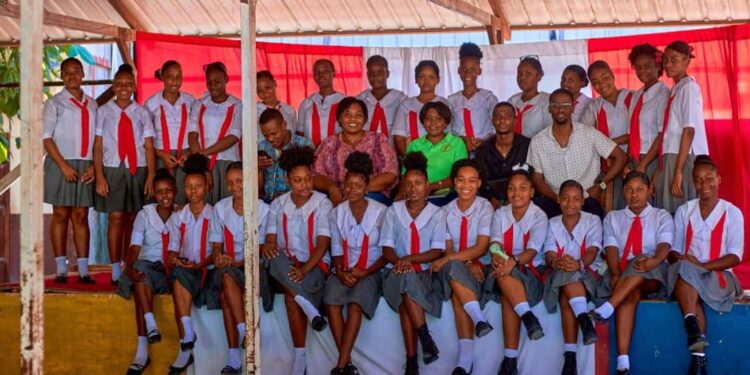 À Petit-Goâve, Daana Sthernith Eldimé et Kervens Brice mettent en lumière l’importance de l’éducation des filles