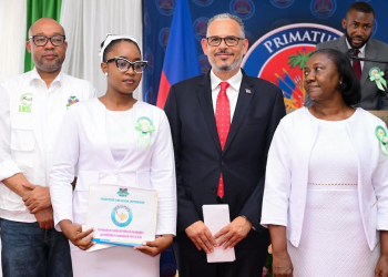 Remise officielle de lettre de nomination à 70 jeunes infirmières dans les jardins de la Primature