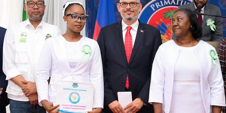 Remise officielle de lettre de nomination à 70 jeunes infirmières dans les jardins de la Primature