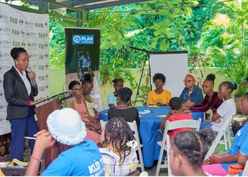 Un atelier où les voix des filles s’élèvent pour réclamer leur droit à l’enfance