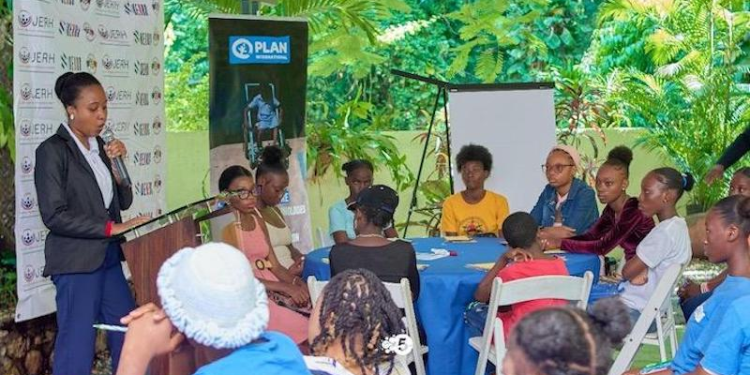 Un atelier où les voix des filles s’élèvent pour réclamer leur droit à l’enfance